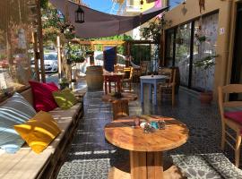 Rhodes Backpackers Boutique Hostel and Apartments，位于罗德镇的酒店