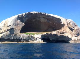 托拉旅游者宿营地，位于Toora的酒店