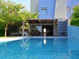 Deluxe 3BD Pool Villa in Chrousso beach Paliouri，位于帕利乌里翁的酒店