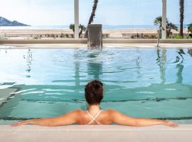 Hotel Montecarlo Spa & Wellness，位于罗萨斯的浪漫度假酒店