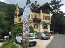 Vintage Castle "Schlosshof " Biker Hotel & B&B，位于Prato allʼIsarco的酒店