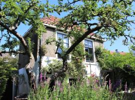 Apple Tree Cottage - discover this charming home at beautiful canal in our idyllic garden，位于豪达De Goudse Schouwburg附近的酒店