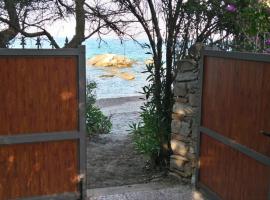 VILLA MILVIO con accesso privato in spiaggia，位于托尔托利的度假屋
