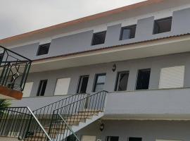 Residencial Lareira，位于帕雷迪什迪科拉的酒店