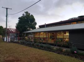 圣诞溪咖啡厅及小木屋，位于Lamington的酒店