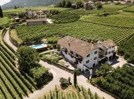 Weingut Weidlhof - Suite & Breakfast - Vacation for wine lovers，位于卡尔达罗的旅馆