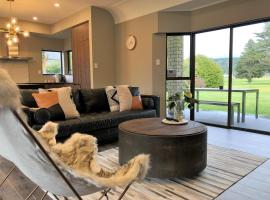 Luxury K-Lodge with Golf course view-Rotorua，位于罗托鲁瓦的酒店