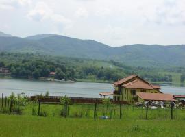 Vila on a Lake Lyastoviche Gnezdo near Troyan，位于Golyama Zhelyazna的海滩短租房