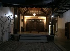 villa joglo red island，位于Pasanggaran的酒店