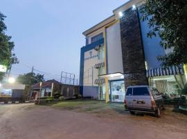 RedDoorz Plus @ Tuparev Cirebon，位于井里汶的酒店