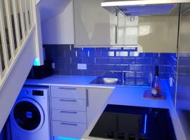 Webb place 2 bedroom apartment !，位于克罗伊登的酒店