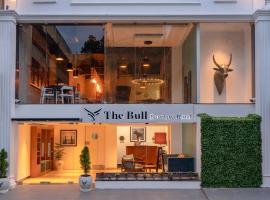 The Bull Boutique Hotel，位于蓬蒂切里Heritage Town的酒店