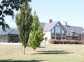 Domaine du Jardin " Chambres d'hôtes "，位于Saint-Jean-de-la-HaizeScriptorial d'Avranches, musee des manuscrits du Mont Saint-Michel附近的酒店