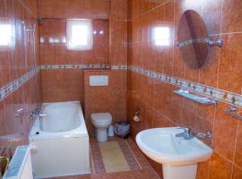 Hotel Golden Plum，位于Crevedia的酒店