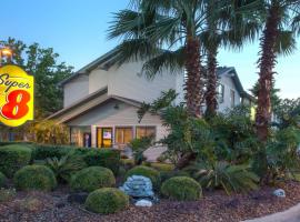 Super-8-Gainesville-I-75-Hospital-University-Area，位于盖恩斯维尔的酒店