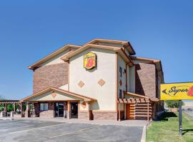 Super 8 by Wyndham Roseville/Detroit Area，位于罗斯维尔的酒店