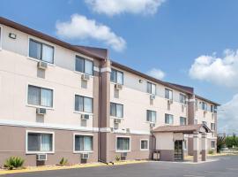 Boarders Inn & Suites by Cobblestone Hotels Waterloo Cedar Falls，位于滑铁卢的酒店