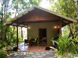 Gunnadoo Holiday Hut with Ocean Views and Jacuzzi，位于Miallo的酒店
