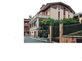 Albergo La Perla，位于Civitella Roveto的酒店