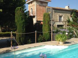 Le Pigeonnier gîte privé climatisé avec piscine couverte et chauffée plus SPA，位于Alzonne的酒店