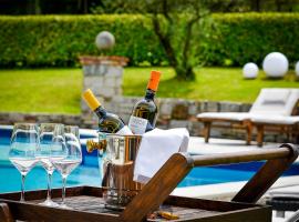 Venica & Venica Wine Resort，位于Dolegna del Collio的带停车场的酒店