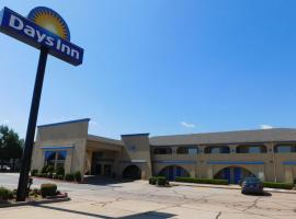 Days Inn by Wyndham Oklahoma City NW Expressway，位于Warr Acres海夫纳湖高尔夫球场附近的酒店