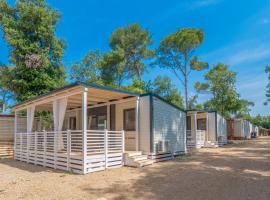 Camping Park Soline - Mendula I Mobile Home，位于比奥格勒·纳·莫鲁的度假园