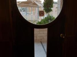 Hadrian's Gate Hotel，位于杰拉什的酒店