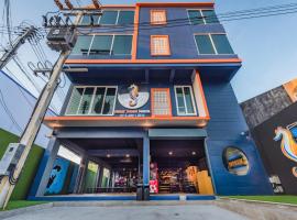 Phuket Marine Poshtel - SHA Plus，位于查龙的酒店