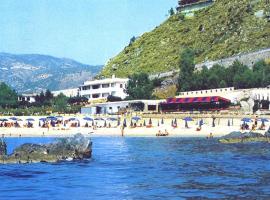 拉吉亚拉酒店，位于Montauro的酒店