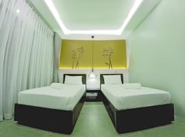 Greenyard Hotel, Restaurant, Cafe, Bar and Events Place，位于Baringin的酒店