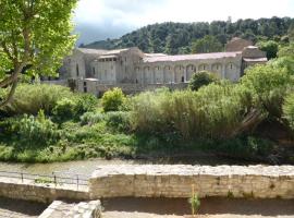 Maison de caractère face à l abbaye de lagrasse，位于拉格拉斯的度假屋