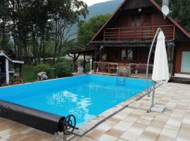 Holiday House Vale Verde，位于科雷尼察的带泳池的酒店