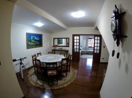 Confortável casa de madeira，位于波苏斯-迪卡尔达斯的酒店