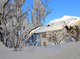 Chalet Cuore delle Alpi，位于艾罗洛Airolo-Pesciüm附近的酒店