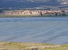 Casas rurales LA LAGUNA y LA BUHARDILLA DE LA LAGUNA，位于Gallocanta的酒店