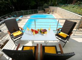 Villa Dragi with Pool, Sauna, & Whirlpool，位于奥帕提亚的带按摩浴缸的酒店