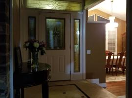 Country home between beaches and attractions，位于DeBary的酒店