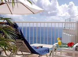 蓝宝石海滩俱乐部度假酒店，位于Lowlands的酒店
