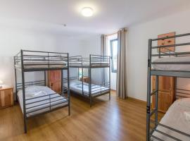 Change The World Hostels - Açores - Ponta Delgada，位于蓬塔德尔加达的带停车场的酒店