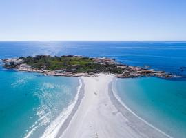 Diamond Island Resort, Restaurant & Bar and Penguin Show，位于比舍诺的酒店