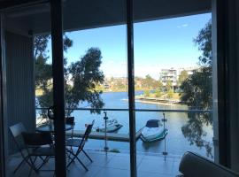 Marina View Apartment on the Maribyrnong River, Melbourne，位于墨尔本维多利亚大学惠顿球场附近的酒店
