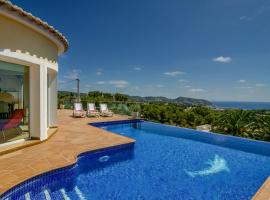 Villa in Moraira with Pool near Beach，位于莫莱拉的酒店