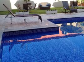 Solarium Park Hotel，位于Adamantina的带泳池的酒店