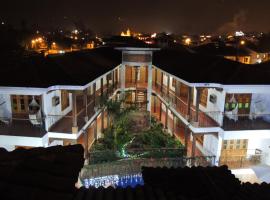 罗马别墅精品酒店，位于莱瓦镇的带泳池的酒店