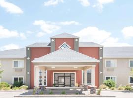 Howard Johnson by Wyndham Oacoma Hotel & Suites，位于Oacoma的酒店