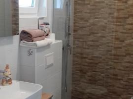 Apartments Gvacic，位于拉布的带泳池的酒店