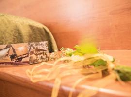 卡罗酒店，位于卡斯塔涅托卡尔杜奇的酒店