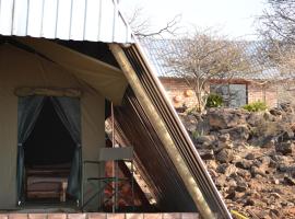 Tana Safaris Bush Camp，位于奥奇瓦龙戈奥孔亚提伯格山（1753米）附近的酒店