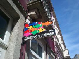 Sardines and Friends Hostel 04，位于波瓦-迪瓦尔津的酒店